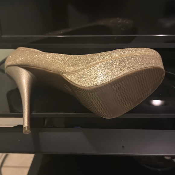 Gold high heels worn 2 times! - Picture 2 of 2